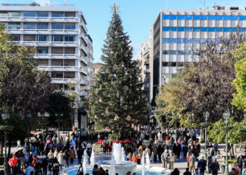 Εορταστικό ωράριο 2025: Ανοιχτά σήμερα τα μαγαζιά – Τι ώρα κλείνουν