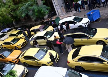 ΣΑΤΑ: Οι οδηγοί ταξί αποφάσισαν να πάνε με κονβόι στο Κιάτο και να ενωθούν με τους αγρότες