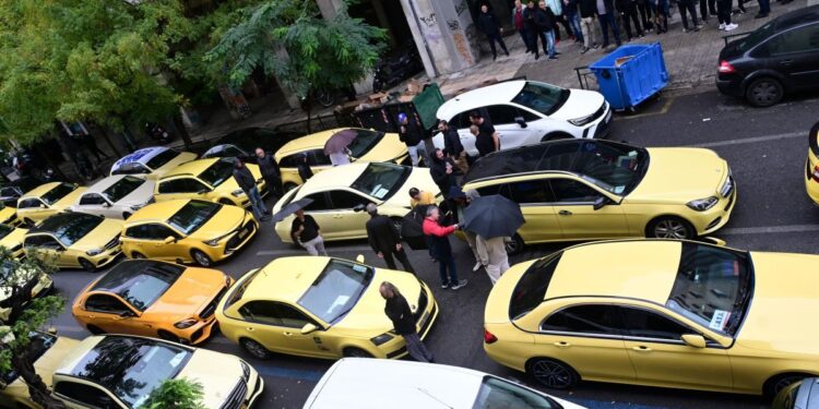 ΣΑΤΑ: Οι οδηγοί ταξί αποφάσισαν να πάνε με κονβόι στο Κιάτο και να ενωθούν με τους αγρότες