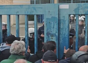 Απεργία ταξί: Ένταση και χημικά έξω από το υπουργςίο Μεταφορών – Δείτε βίντεο