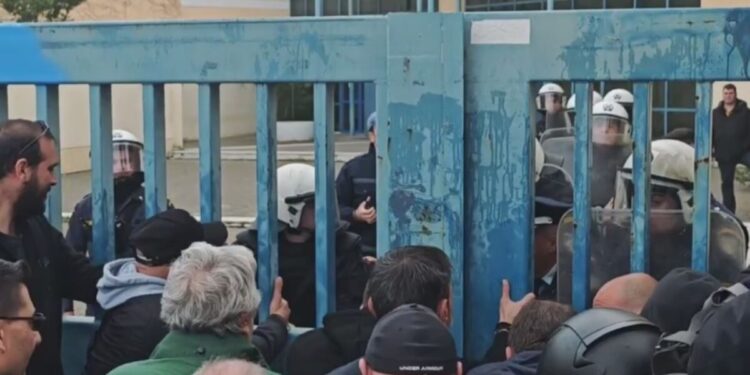 Απεργία ταξί: Ένταση και χημικά έξω από το υπουργςίο Μεταφορών – Δείτε βίντεο