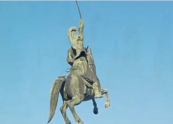 Στην Αθήνα ο Θεόδωρος Κολοκοτρώνης: Το άγαλμα του Γέρου του Μοριά στην Τρίπολη θα μεταφερθεί για συντήρηση