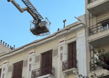 Θεσσαλονίκη: Ηλικιωμένος τραυματίστηκε σοβαρά μετά από πτώση σε στέγη – Θεαματική επιχείρηση διάσωσης