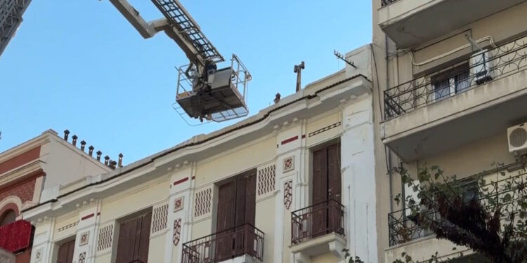 Θεσσαλονίκη: Ηλικιωμένος τραυματίστηκε σοβαρά μετά από πτώση σε στέγη – Θεαματική επιχείρηση διάσωσης