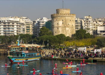 Θεσσαλονίκη: Άη Βασίληδες ανέβηκαν σε σανίδες και γέμισαν τον Θερμαϊκό Κόλπο για το «5ο Santa SUP»