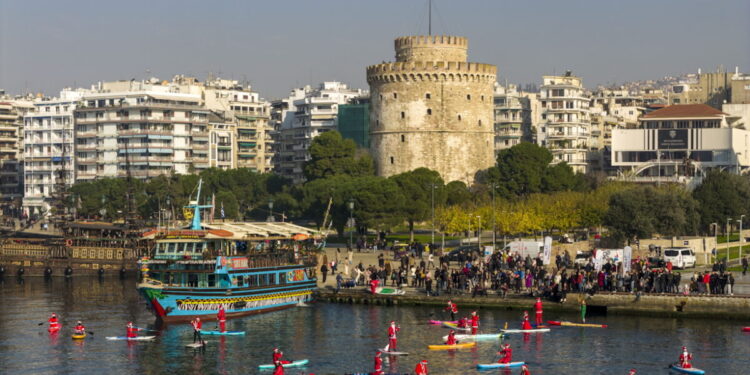 Θεσσαλονίκη: Άη Βασίληδες ανέβηκαν σε σανίδες και γέμισαν τον Θερμαϊκό Κόλπο για το «5ο Santa SUP»