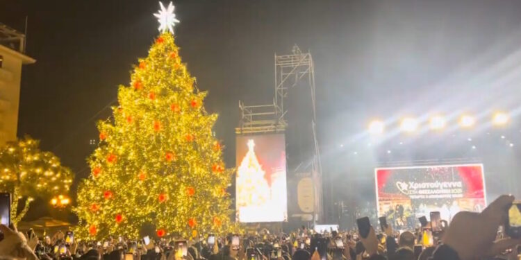 Φωταγωγήθηκε το χριστουγεννιάτικο δέντρο στη Θεσσαλονίκη – Υπό βροχή οι εκδηλώσεις