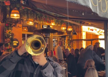 Η βροχή «πάγωσε» τη γιορτινή Θεσσαλονίκη – Παραμονή Χριστουγέννων με ομπρέλες σε Λαδάδικα και Τσιμισκή