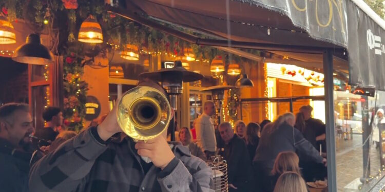 Η βροχή «πάγωσε» τη γιορτινή Θεσσαλονίκη – Παραμονή Χριστουγέννων με ομπρέλες σε Λαδάδικα και Τσιμισκή