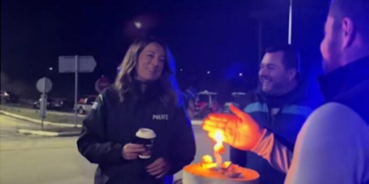 Δράμα: Έκπληξη από τους αγρότες στα μπλόκα με τούρτα σε αστυνομικό για τα γενέθλιά της