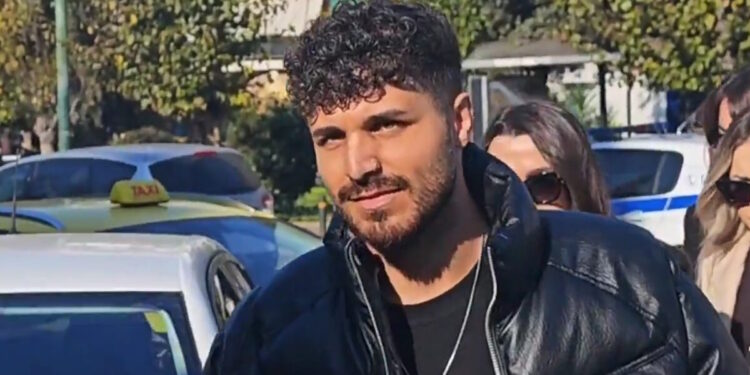 Νεαρός τραγουδιστής μηνύει τον Γιώργο Μαζωνάκη για σεξουαλική παρενόχληση