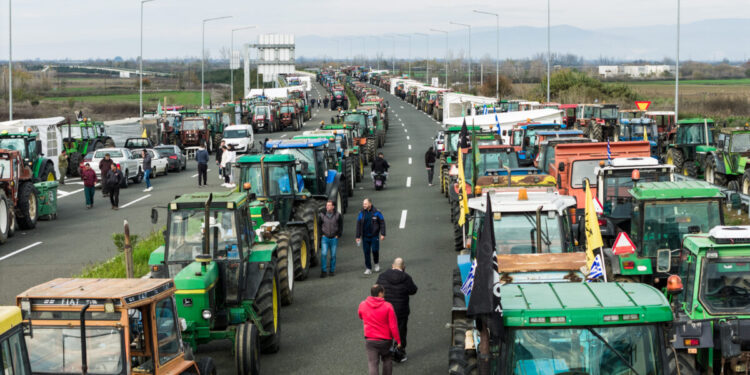 Μπλόκα αγροτών: Αποκλεισμοί δρόμων και μπλόκα σε όλη την Ελλάδα – Δείτε χάρτη