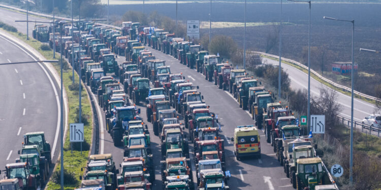 «Γολγοθάς» η έξοδος των εκδρομέων: Οι αγρότες βάζουν στην άκρη τα τρακτέρ, «αναβρασμός» στην τροχαία – Χάρτες «επιβίωσης» για όλη την Ελλάδα