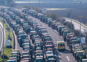 Μπλόκα αγροτών: Οι αγρότες βάζουν στην άκρη τα τρακτέρ για τα Χριστούγεννα, «αναβρασμός» στην Τροχαία – Χάρτες «επιβίωσης»