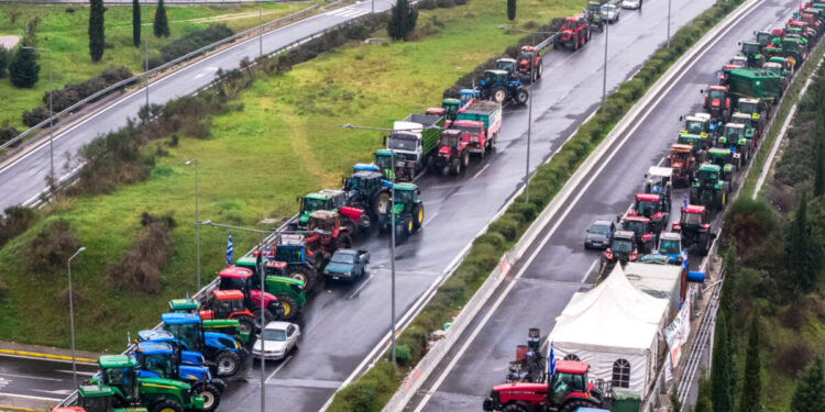 Χριστούγεννα στα μπλόκα θα κάνουν οι αγρότες: Παραμερίζουν τα τρακτέρ για τους ταξιδιώτες – Θέμα ασφάλειας από την αστυνομία