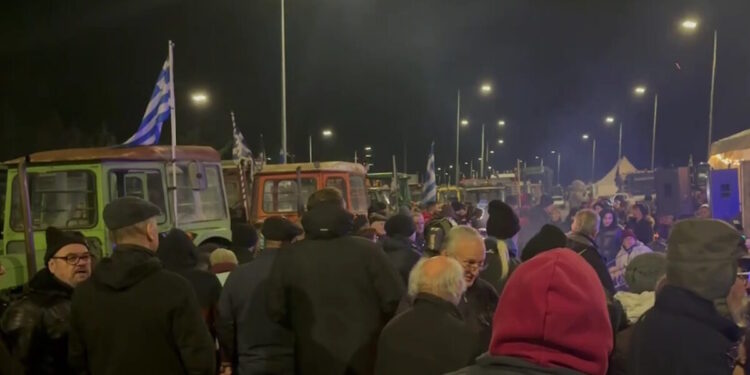 Οι αγρότες κάνουν ρεβεγιόν στα μπλόκα: Πρωτοχρονιά με σούβλες, ζεστό κρασί και ζωντανή μουσική – Εντυπωσιακές εικόνες από τη Νίκαια