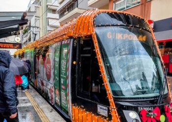 Το πιο Χριστουγεννιάτικο τραμ είναι γεγονός και βρίσκεται στην Αθήνα – Στολισμένο με λαμπάκια και γιρλάντες εκτελεί τα δρομολόγιά του