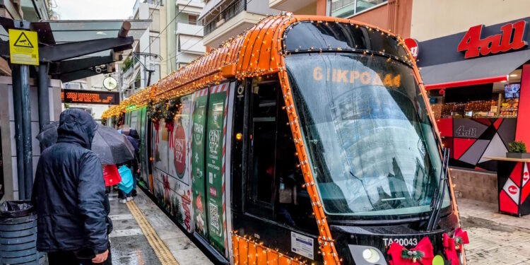 Το πιο Χριστουγεννιάτικο τραμ είναι γεγονός και βρίσκεται στην Αθήνα – Στολισμένο με λαμπάκια και γιρλάντες εκτελεί τα δρομολόγιά του