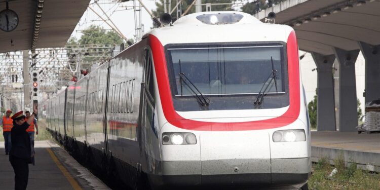 Ακινητοποιήθηκε τρένο στο Λιανοκλάδι – Ταλαιπωρία για εκατοντάδες επιβάτες