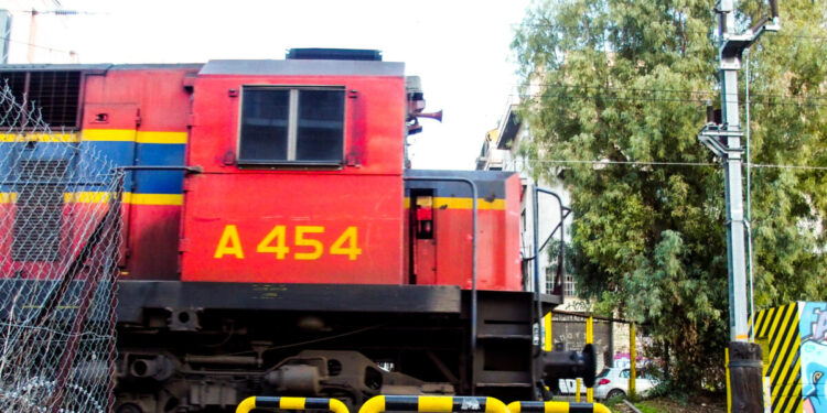 Θεσσαλονίκη: Συνελήφθη οδηγός λεωφορείου που αγνόησε τα σήματα και παρέσυρε μπάρες σε σιδηροδρομική διάβαση