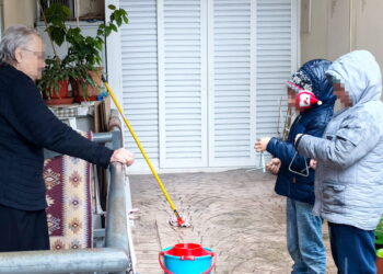 Πάτρα: Ανήλικοι πήγαιναν για κάλαντα και έκλεβαν ρούχα και παπούτσια των κατοίκων