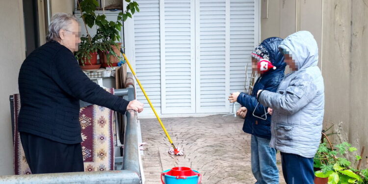 Πάτρα: Ανήλικοι πήγαιναν για κάλαντα και έκλεβαν ρούχα και παπούτσια των κατοίκων