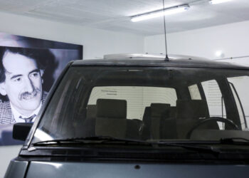 Το αυτοκίνητό του Αντώνη Τρίτση, που έμεινε παρκαρισμένο στην ίδια θέση για 33 χρόνια, πλέον εκτίθεται στο πάρκινγκ της πλατείας Κοτζιά