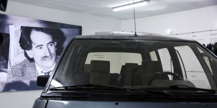 Το αυτοκίνητό του Αντώνη Τρίτση, που έμεινε παρκαρισμένο στην ίδια θέση για 33 χρόνια, πλέον εκτίθεται στο πάρκινγκ της πλατείας Κοτζιά