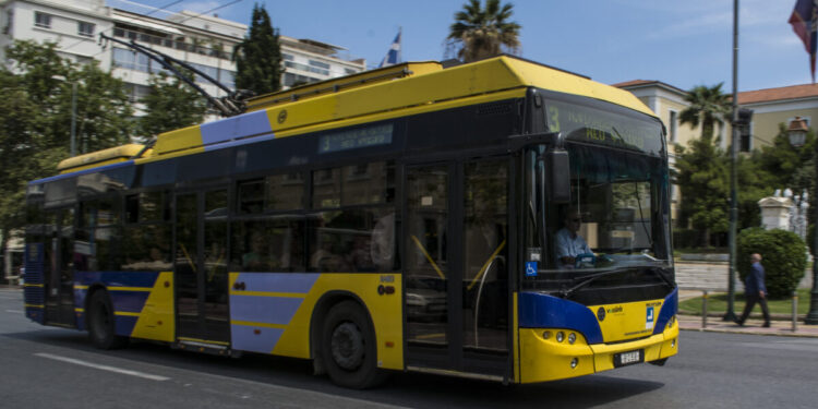 Τρόλεϊ: Ξεκίνησε το ξήλωμα του δικτύου στον Πειραιά – Με ηλεκτρικά λεωφορεία από αύριο οι γραμμές 17 και 20