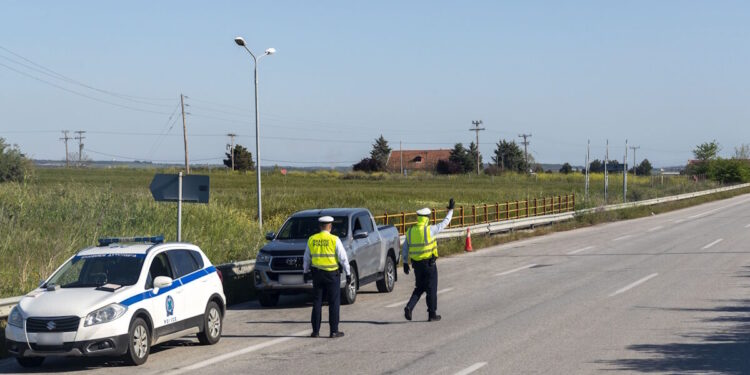 Θεσσαλονίκη: Συνελήφθησαν αστυνομικοί για κλήσεις που δεν έκοβαν – Κατηγορούνται για «φακελάκια» 120.000 ευρώ