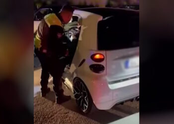 Καλλιθέα: Μπλόκο της τροχαίας σε αυτοσχέδιες κόντρες αυτοκινήτων – Δείτε βίντεο