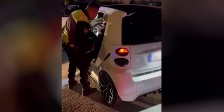 Καλλιθέα: Μπλόκο της τροχαίας σε αυτοσχέδιες κόντρες αυτοκινήτων – Δείτε βίντεο