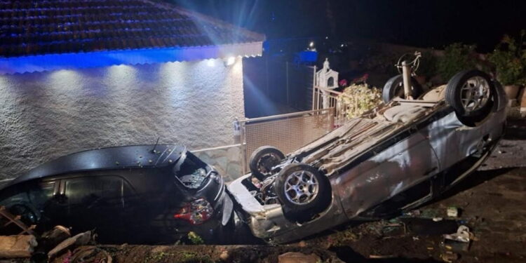 Αδιανόητο τροχαίο στο Αγρίνιο: Αυτοκίνητο τούμπαρε και προσγειώθηκε σε αυλή σπιτιού