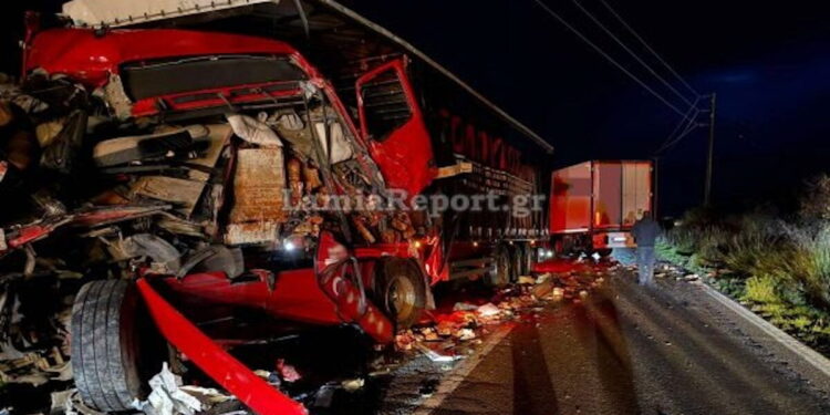 Σοκαριστικό τροχαίο στην Αμφίκλεια: Μετωπική σύγκρουση δύο φορτηγών στην Αθηνών – Λαμίας – Παρέσυραν και αυτοκίνητο