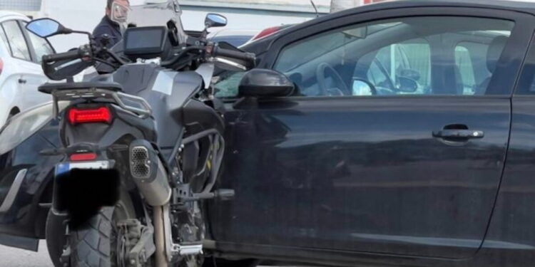 Αδιανόητο τροχαίο στην Ανάβυσσο: Μηχανή έπεσε πάνω σε αυτοκίνητο και έμεινε «όρθια»