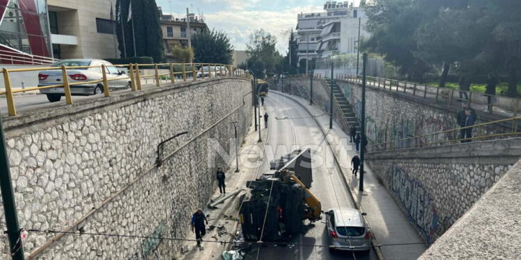 Νέα Φιλαδέλφεια: Γερανοφόρο έπεσε σε κολόνα και ντελαπάρισε – Στο ένα ρεύμα η κυκλοφορία
