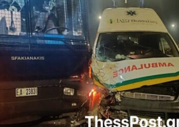 Λάρισα: Ασθενοφόρο «καρφώθηκε» πάνω σε κλούβα της αστυνομίας στον Πλατύκαμπο