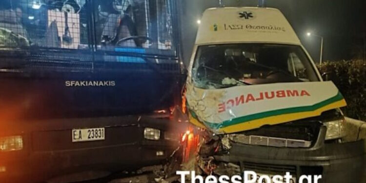 Λάρισα: Ασθενοφόρο «καρφώθηκε» πάνω σε κλούβα της αστυνομίας στον Πλατύκαμπο