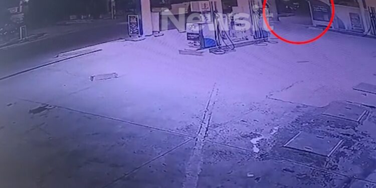 Νέα Φιλαδέλφεια: Βίντεο ντοκουμέντο με τη στιγμή που ο 27χρονος συγκρούεται στο τρόλεϊ