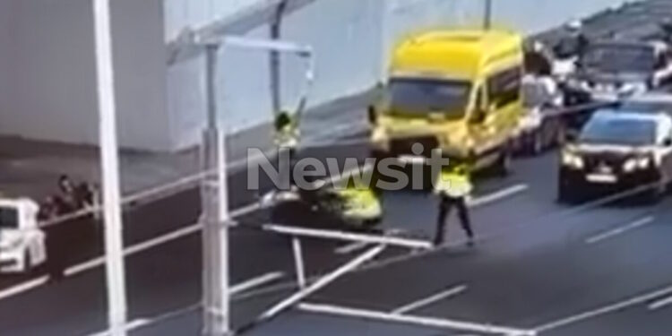 Οδηγός μηχανής παρέσυρε τροχονόμο στην Αττική Οδό κατά τη διάρκεια ελέγχου – Δείτε βίντεο