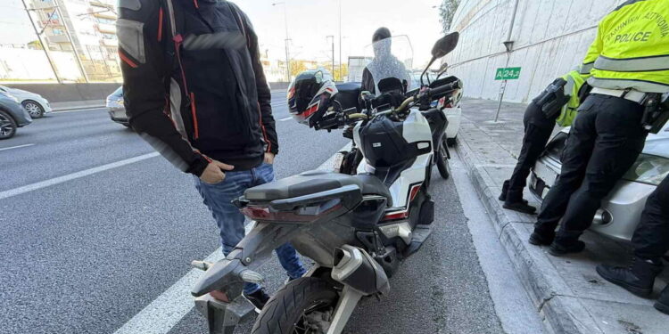 Αττική οδός: Χωρίς δίπλωμα και πινακίδες ο 28χρονος οδηγός μηχανής που παρέσυρε τροχονόμο και συνελήφθη