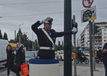 Το «βαρέλι» επέστρεψε στο Σύνταγμα: 90 χρόνια από το πρώτο δώρο στον Τροχονόμο – Πώς καθιερώθηκε το έθιμο