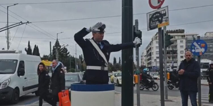 Το «βαρέλι» επέστρεψε στο Σύνταγμα: 90 χρόνια από το πρώτο δώρο στον Τροχονόμο – Πώς καθιερώθηκε το έθιμο