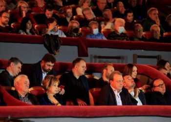 Η πλευρά Τσίπρα απαντά στα σχόλια για τον εξώστη: Προσπαθούν να πετάξουν «τη μπάλα στην εξέδρα», το θέμα δεν είναι οι ηγεσίες