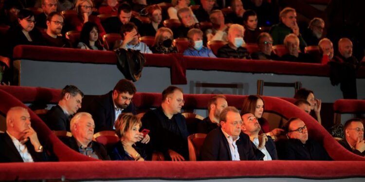 Η πλευρά Τσίπρα απαντά στα σχόλια για τον εξώστη: Προσπαθούν να πετάξουν «τη μπάλα στην εξέδρα», το θέμα δεν είναι οι ηγεσίες