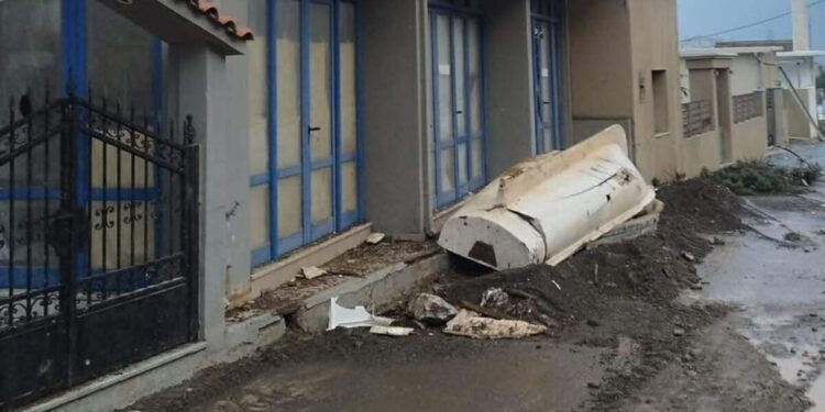 Η κακοκαιρία Byron σαρώνει και το Ηράκλειο: Ανεμοστρόβιλος χτύπησε τον Τσούτσουρο – Υπερχείλισε ρέμα