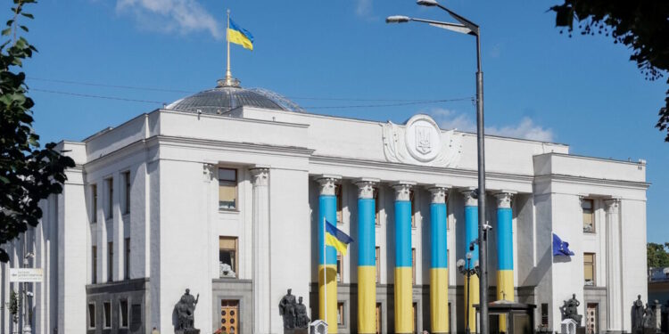 Politico: Στα 2,8 δισ. ευρώ το βάρος των εγγυήσεων της Ελλάδας για το νέο δάνειο προς την Ουκρανία