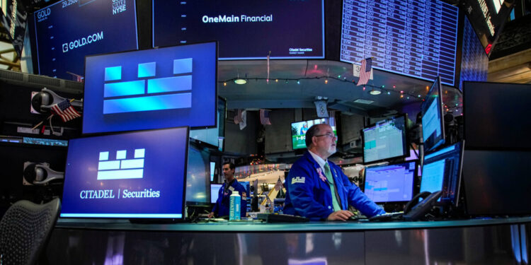 Wall Street: Ο Dow Jones κλείνει 400 μονάδες υψηλότερα από τις ελπίδες για μείωση επιτοκίων από τη Fed