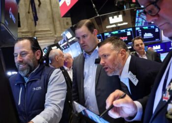 Wall Street: Ο Dow Jones βυθίζεται 400 μονάδες – Το 5ήμερο ράλι τερματίζεται καθώς τα κρυπτονομίσματα πιέζουν το κλίμα