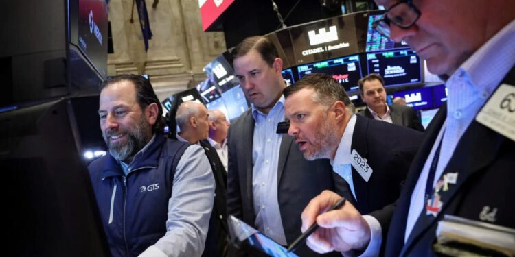 Wall Street: Ο Dow Jones βυθίζεται 400 μονάδες – Το 5ήμερο ράλι τερματίζεται καθώς τα κρυπτονομίσματα πιέζουν το κλίμα